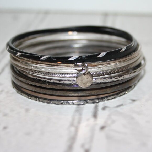 Beautiful set of 10 gold bangle bracelets 7" Beautiful silver tone. - Picture 1 of 3